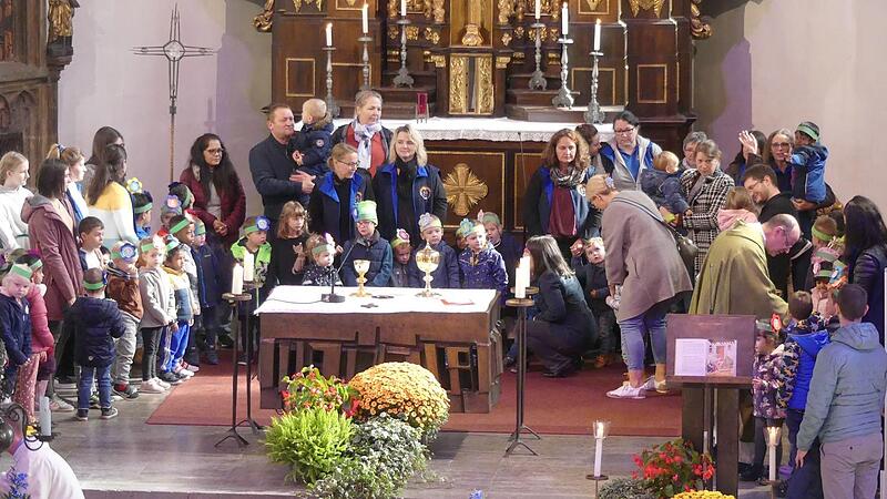 Teil des Gottesdienstes war die Segnung der Kinder durch den Dekan Michael Pflaum.