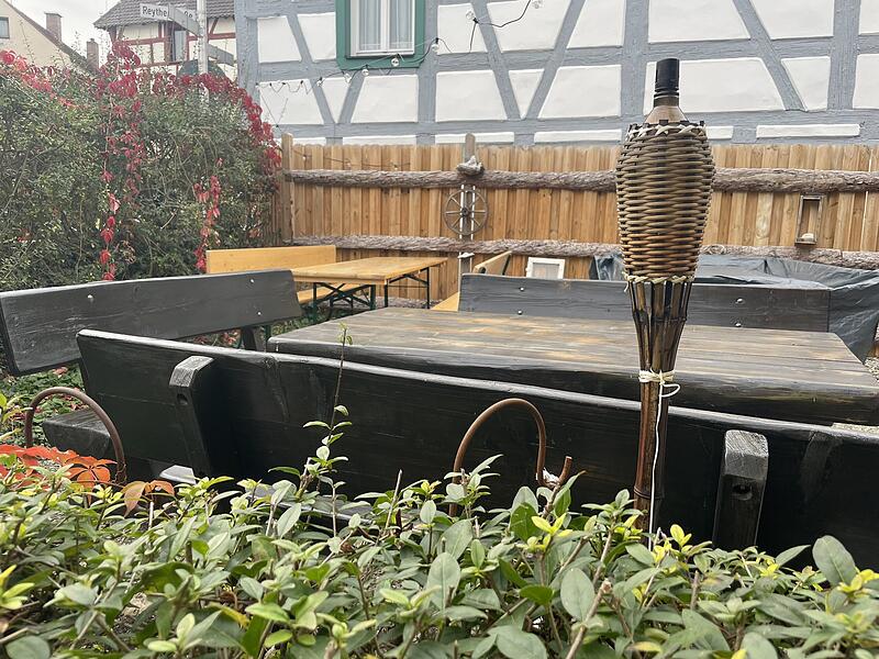 Im Mai 2025 hat das Altbayern in Herzogenaurach seinen Biergarten er&ouml;ffnet. Vieles im Garten haben die Adlers eigens gebaut.