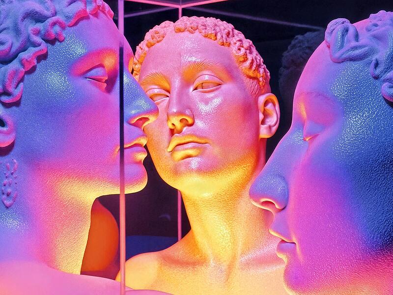 Drei Menschen in einem Raum gefangen.