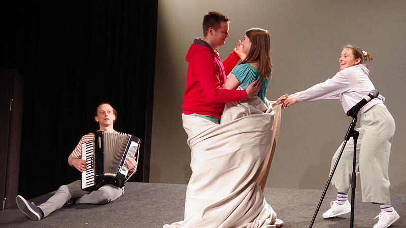 Eine Szene aus &bdquo;Trau dich!&ldquo;: In dem St&uuml;ck  wurden grenz&uuml;berschreitende Erlebnisse von Kindern thematisiert.