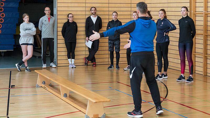 Gemeinsam mit 16 anderen nimmt Thomas Schönfeld vom TSV Lohr (Zweiter von links) am Aufbaulehrgang für den C-Trainerschein teil. Der findet erstmals in Würzburg statt, doch die Resonanz ist gering. Gemeinsam mit 16 anderen nimmt Thomas Schönfeld vom TSV Lohr (Zweiter von links) am Aufbaulehrgang für den C-Trainerschein teil. Der findet erstmals in Würzburg statt, doch die Resonanz ist gering.