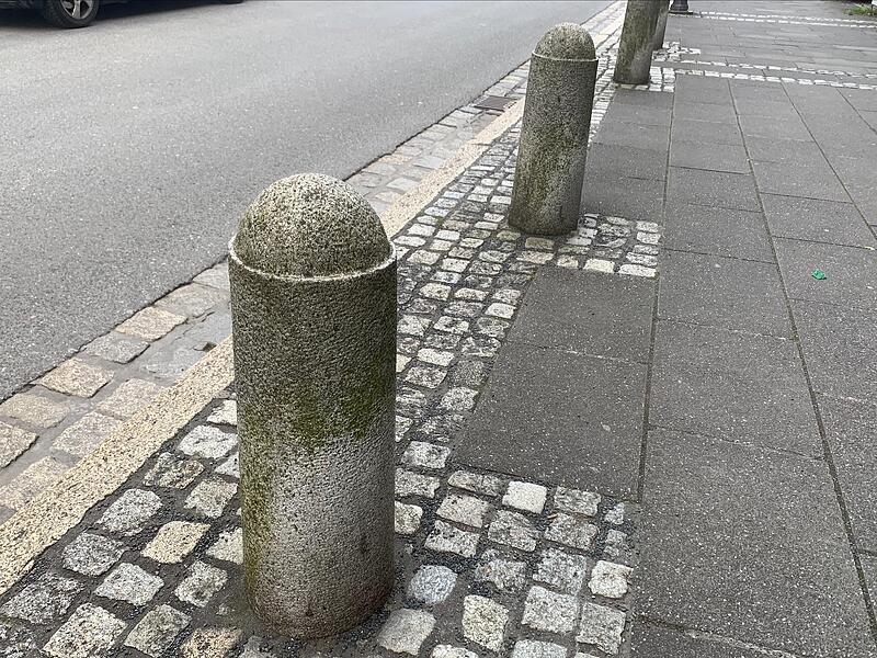 Brutale Schlägerei in Coburg: Zwei junge Männer prügelten im September 2022 auf einen damals 55-jährigen Familienvater ein. Dieser stürzte während der Auseinandersetzung mit seinem Kopf auf eine dieser Betonpoller. Brutale Schlägerei in Coburg: Zwei junge Männer prügelten im September 2022 auf einen damals 55-jährigen Familienvater ein. Dieser stürzte während der Auseinandersetzung mit seinem Kopf auf eine dieser Betonpoller.
