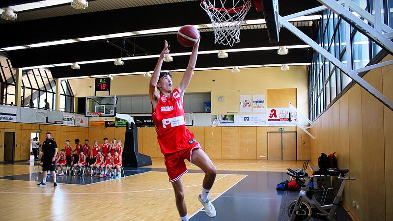 Media Day im Strullendorfer Trainingszentrum: Louis Schiettinger steigt zum Korbleger hoch. Der 15-J&auml;hrige wird f&uuml;r die Bamberger in der JBBL spielen.