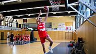 Media Day im Strullendorfer Trainingszentrum: Louis Schiettinger steigt zum Korbleger hoch. Der 15-J&auml;hrige wird f&uuml;r die Bamberger in der JBBL spielen.