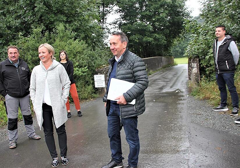 Die Brücke zur „Zigeunerschneidmühle“ in Zeyern muss saniert werden. Verschiedene Varianten und Kosten sollen nun geprüft werden, bevor eine Entscheidung getroffen wird.