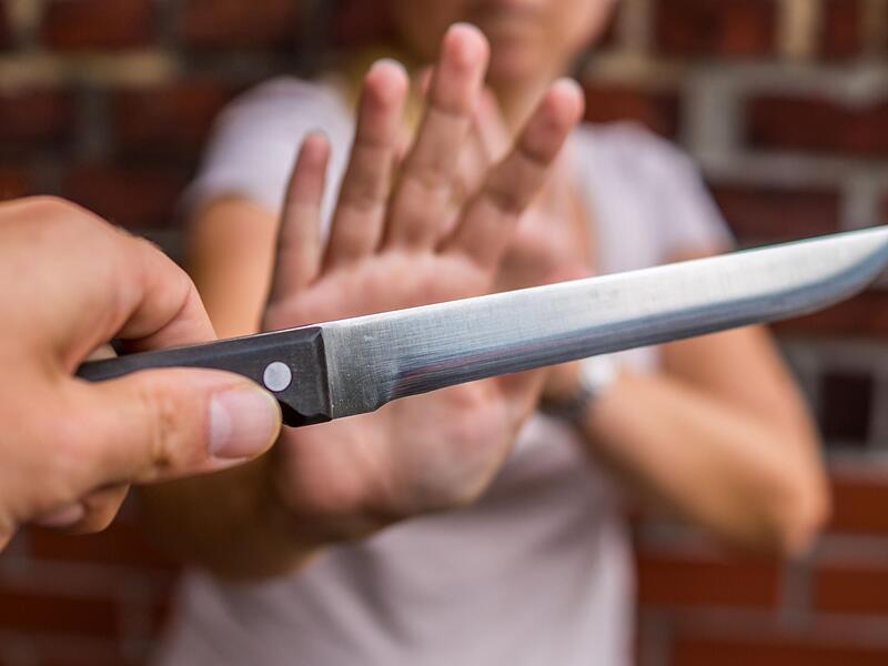 Ein 27-Jähriger hatte ein Messer gezückt und hielt damit vier Polizeibeamte auf Distanz.