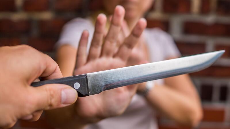 Ein 27-J&auml;hriger hatte ein Messer gez&uuml;ckt und hielt damit vier Polizeibeamte auf Distanz.