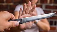 Ein 27-Jähriger hatte ein Messer gezückt und hielt damit vier Polizeibeamte auf Distanz. Ein 27-Jähriger hatte ein Messer gezückt und hielt damit vier Polizeibeamte auf Distanz.