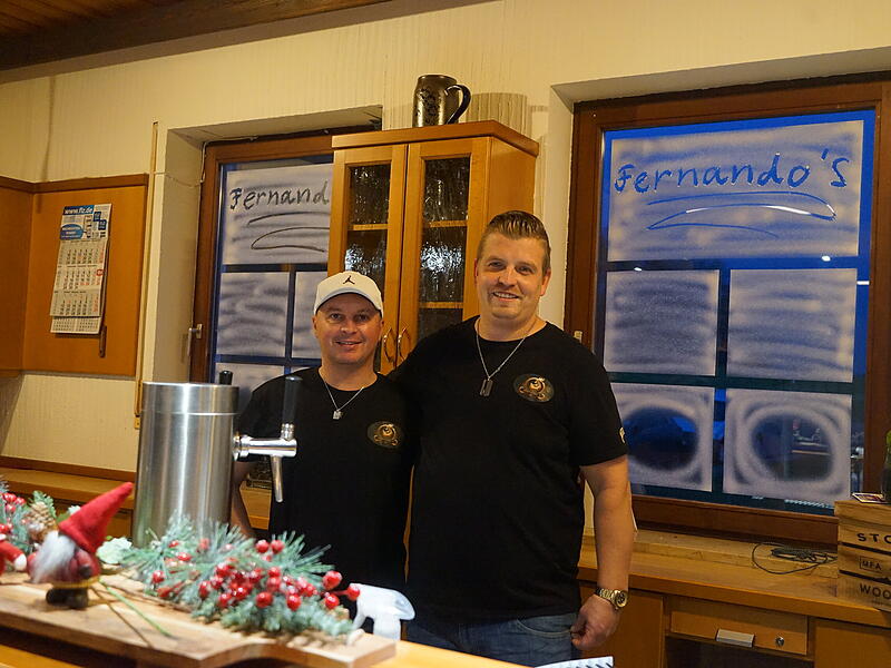 Kevin Luis Fontes und Kevin Fernandes da Costa eröffnen zusammen das „Fernandos“ in Etzelskirchen.