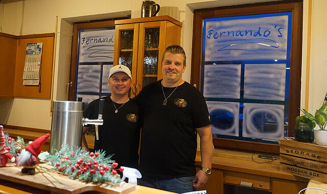 Kevin Luis Fontes und Kevin Fernandes da Costa er&ouml;ffnen zusammen das &bdquo;Fernandos&ldquo; in Etzelskirchen.