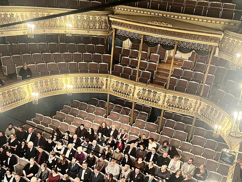 Filmdreh im Landestheater CoburgFilmdreh im Landestheater Coburg Im Landestheater Coburg wurden Szenen für den Film „Die Todessehnsucht der Maria Ohm“ gedreht. Als Publikum wirkten 160 Statisten mit.