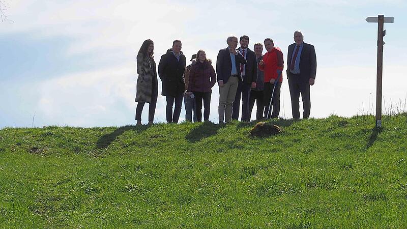 Die SPD hatte zum Ortstermin geladen: Weil die Initiative Rodachtal einen 60 Meter langen Pfad über eine Wiese des Grünen Bandes mit einem Schild markieren wollte, hat die Stiftung Thüringer Naturschutz mit einem Ordnungsgeld von 1500 gedroht. Die SPD hatte zum Ortstermin geladen: Weil die Initiative Rodachtal einen 60 Meter langen Pfad über eine Wiese des Grünen Bandes mit einem Schild markieren wollte, hat die Stiftung Thüringer Naturschutz mit einem Ordnungsgeld von 1500 gedroht.