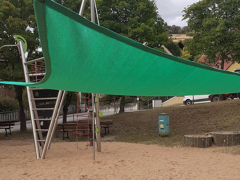 Das neue Sonnenschutzsegel wurde als Trampolin hergenommen.