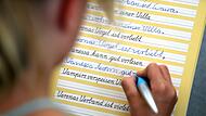 Mädchen schreibt in der Grundschule