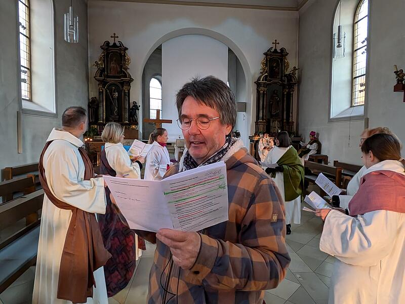 Pastoralreferent Bernhard Hopf studiert mit der Performancegruppe das Programm f&uuml;r das All-In ein.