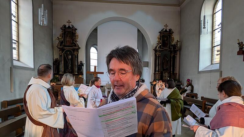 Pastoralreferent Bernhard Hopf studiert mit der Performancegruppe das Programm für das All-In ein. Pastoralreferent Bernhard Hopf studiert mit der Performancegruppe das Programm für das All-In ein.