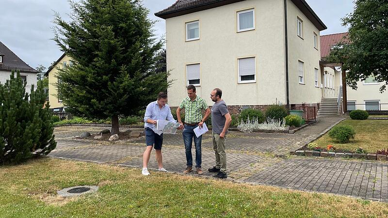 Im Rahmen der Städtebauförderung ist auch die Neugestaltung für das Umfeld des Rathauses geplant. Dabei wird das Kriegerdenkmal von seinem jetzigen Platz in Nähe des Bahnhofs an der B 85 auf den Rathausvorplatz versetzt. Bürgermeister Stefan Heinl...