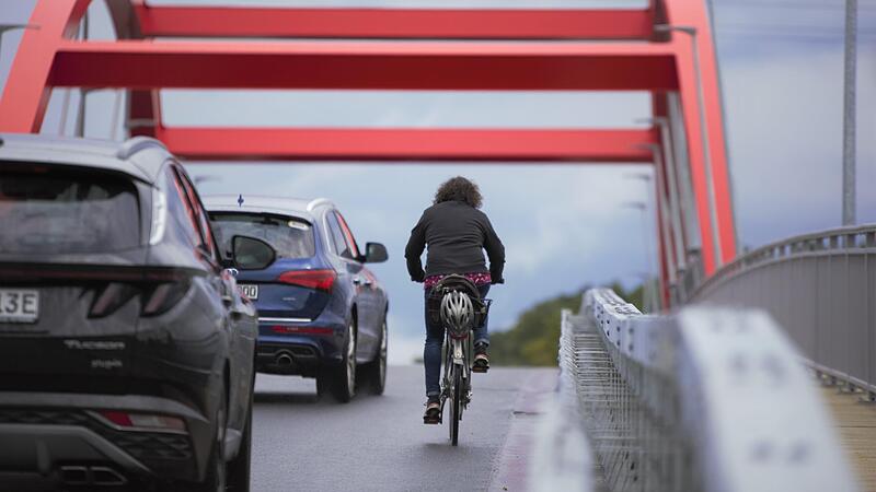 Strampelndes Freiwild? Die Situation auf der Piastenbr&uuml;cke ist f&uuml;r Radfahrer stressig &ndash; und kann gef&auml;hrlich werden.Forchheim & Fr&auml;nkische Schweiz