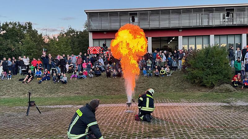 Bei einer Mehlstaubexplosion herrscht Lebensgefahr, wie die Feuerwehr Herzogenaurach eindringlich demonstriert. Bei einer Mehlstaubexplosion herrscht Lebensgefahr, wie die Feuerwehr Herzogenaurach eindringlich demonstriert.