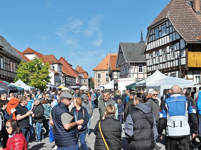Am Freitag passte das Wetter: Die Straßen und Plätze in Ummerstadt waren voller Menschen.