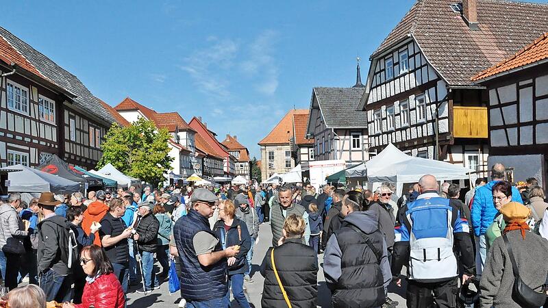 Am Freitag passte das Wetter: Die Straßen und Plätze in Ummerstadt waren voller Menschen.