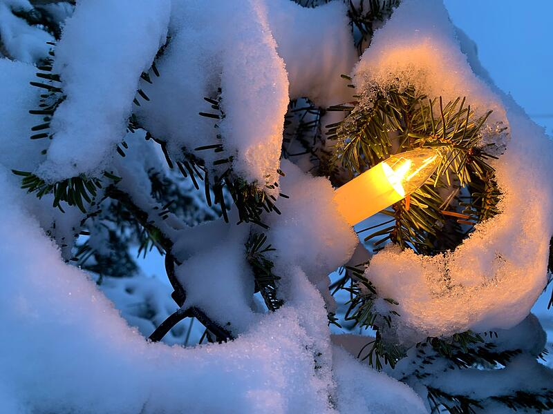 Weihnachtszeit wie aus dem Bilderbuch: mit frischem Schnee und heimeligen Lichtern. Vielleicht auch im Landkreis Forchheim.