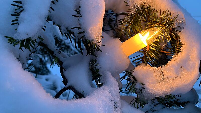 Weihnachtszeit wie aus dem Bilderbuch: mit frischem Schnee und heimeligen Lichtern. Vielleicht auch im Landkreis Forchheim.