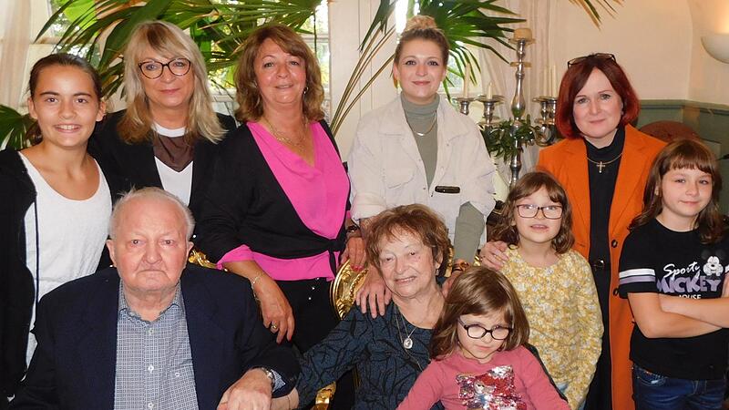 65 Jahre sind Gertrud und Helmut Walther aus Wirsberg (vorne Mitte) verheiratet. Es gratulierten (von links) Urenkelin Johanna, die beiden Töchter Vera und Erika, Enkelin Angelina, Urenkelin Aylin, stellvertretende Landrätin Christina Flauder und...