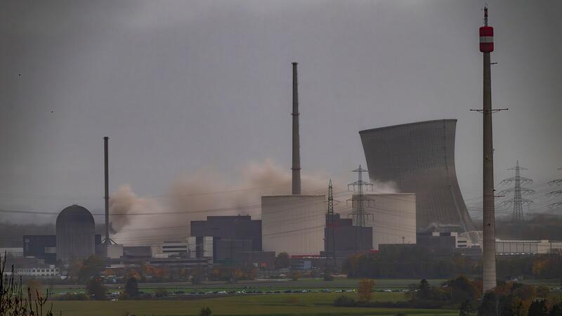 Sprengung K&uuml;hlt&uuml;rme Kernkraftwerkes Gundremmingen