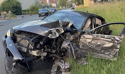 Fahrer sch&uuml;ttet sich Kaffee &uuml;ber Beine - Unfall mit Folgen in Kulmbach
