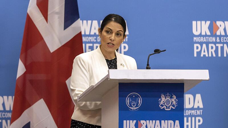 Priti Patel, britische Innenministerin. Gro&szlig;britannien will Migranten f&uuml;r die Dauer ihres Asylantrags nach Ruanda schicken.