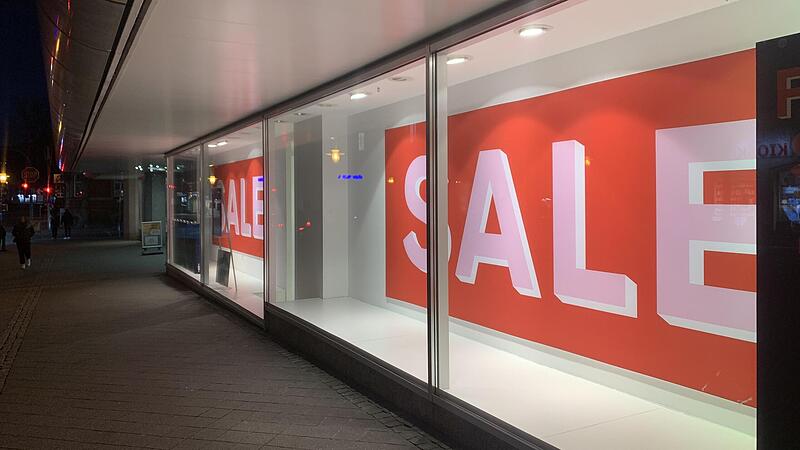 &bdquo;Sale&ldquo; stand noch vor wenigen Tagen in den Schaufenstern des Kaufhofs &ndash; jetzt bekommt dieses Wort eine ganz neue, traurige Bedeutung.