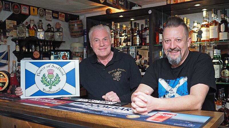 Am Geburtstag des schottischen Nationaldichters Robert Burns haben sich in Weidhausen vier Ehepaare zum Freundeskreis „Flower of Scotland Weidhausen“ zusammengeschlossen. Wilfried Zarkse (links) ist mit einer Schottin verheiratet, Ralph Hetz als Chairman hat seit der Kindheit ein Faible für den nördlichen Teil der britischen Insel.