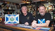 Am Geburtstag des schottischen Nationaldichters Robert Burns haben sich in Weidhausen vier Ehepaare zum Freundeskreis „Flower of Scotland Weidhausen“ zusammengeschlossen. Wilfried Zarkse (links) ist mit einer Schottin verheiratet, Ralph Hetz als Chairman hat seit der Kindheit ein Faible für den nördlichen Teil der britischen Insel.