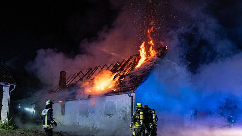Scheune im Vollbrand: Feuerwehr mit Komplikationen am EinsatzortScheunenbrand in Burgwindheim im Landkreis Bamberg Scheunenbrand nachts in Burgwindheim: Vor Ort standen die Feuerwehrleute zunächst vor einem Problem.