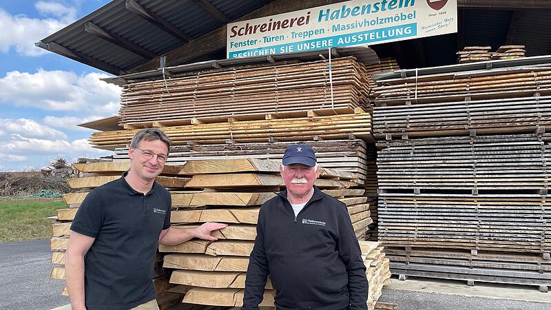 Schreinermeister Martin und Friedrich Habenstein aus Trabelsdorf vor ihrem Holzlager