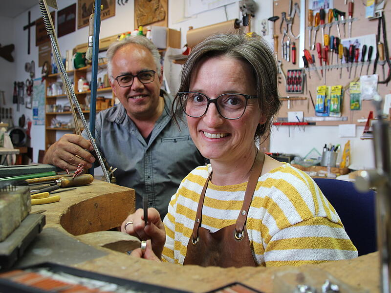 Seit 25 Jahren arbeitet die Goldschmiedin Manuela Hess im Betrieb von Alois Plätzer (im Hintergrund) in Höchstadt. Er ist stolz auf seine Jubilarin.