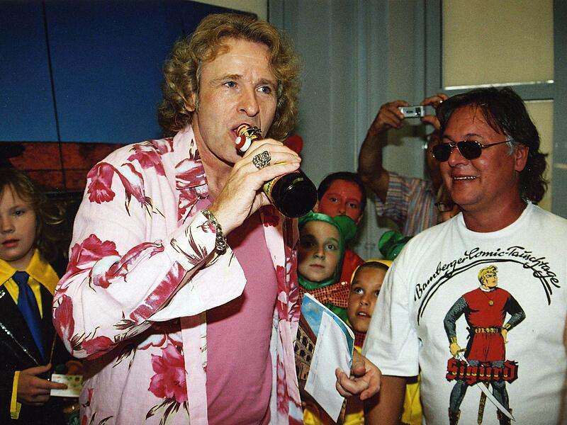 Aber nicht nur auf dem Bierfest, auch zu anderen Anlässen musste der Moderator seine Trinkfestigkeit unter Beweis stellen, wie hier 2006 zum Release der Zimbus-Comics mit Zeichner Michael Kreiner in Hallstadt.