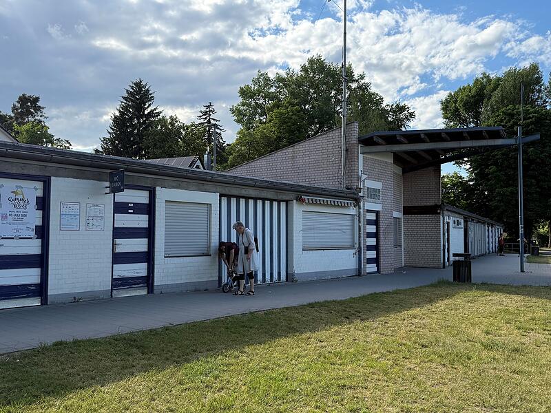 Kiosl Strandbad Noch sind die Jalousien geschlossen. Doch schon am Freitag, 19. Juni, könnte der Strandbad-Kiosk am Dechsendorfer Weiher wieder eröffnen.