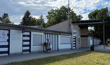 Noch sind die Jalousien geschlossen. Doch schon am Freitag, 19. Juni, k&ouml;nnte der Strandbad-Kiosk am Dechsendorfer Weiher wieder er&ouml;ffnen.