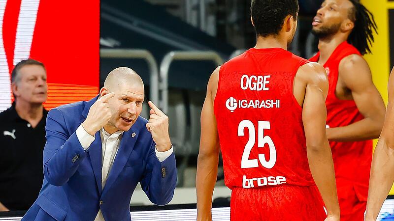 Erfinderisch muss Brose-Trainer Oren Amiel (links) bei der akuten Personalnot sein. Kenny Ogbe (Mitte) k&ouml;nnte schon bald zur&uuml;ckkehren, w&auml;hrend Akil Mitchell (rechts) wohl noch l&auml;nger pausieren muss.