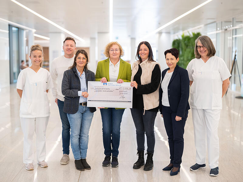 Mit einem symbolischen Scheck hat die Initiatorin der Herzkissen-Aktion, Diana Miskolci, die Spende von über 6.000 Euro an die Geschäftsführerin des Klinikum Kulmbach Brigitte Angermann, sowie an die Leitende Oberärztin der Frauenklinik und des Brustzentrums Dr. Gabriele Stenglein übergeben.