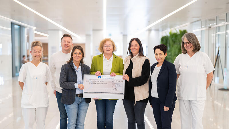 Mit einem symbolischen Scheck hat die Initiatorin der Herzkissen-Aktion, Diana Miskolci, die Spende von über 6.000 Euro an die Geschäftsführerin des Klinikum Kulmbach Brigitte Angermann, sowie an die Leitende Oberärztin der Frauenklinik und des Brustzentrums Dr. Gabriele Stenglein übergeben.