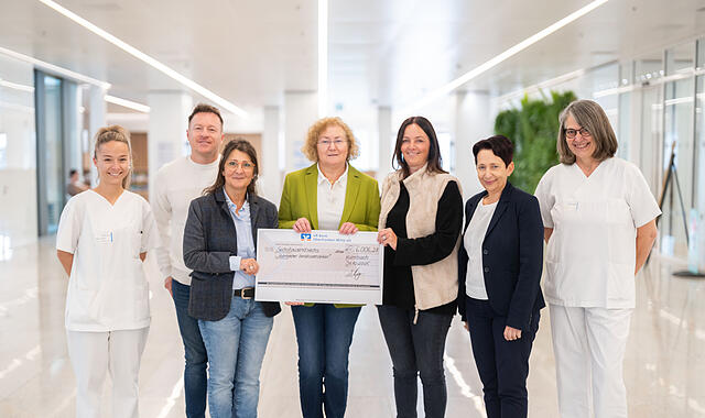 Bei der Übergabe der Spende von über 6.000 Euro Mit einem symbolischen Scheck hat die Initiatorin der Herzkissen-Aktion, Diana Miskolci, die Spende von über 6.000 Euro an die Geschäftsführerin des Klinikum Kulmbach Brigitte Angermann, sowie an die Leitende Oberärztin der Frauenklinik und des Brustzentrums Dr. Gabriele Stenglein übergeben.