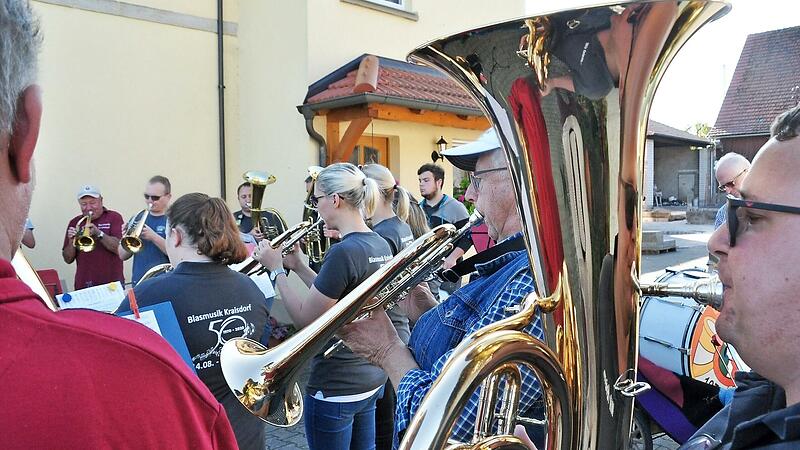 Lustig geht’s am Kirchweihmontag zu, wenn die Blasmusik Kraisdorf durch das Dorf zieht und Ständchen spielt, wie hier vor zwei Jahren.