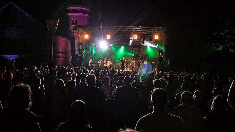 Stimmungsvolles Ambiente: Der Kultursommer R&ouml;dental will sich mit attraktivem Programm wie hier beim Gastspiel von La Brass Banda in der Nachfolge des Tambacher Sommers fest in der Region etablieren.