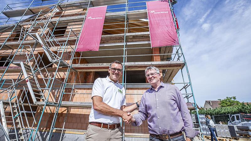 Andreas Heipp, Vorstandssprecher der Joseph-Stiftung (links) und R&ouml;ttenbachs B&uuml;rgermeister Ludwig Wahl beim Richtfest: In R&ouml;ttenbach entsteht derzeit ein Mehrfamilienhaus, bauen l&auml;sst die Joseph-Stiftung. Experten kritisieren, dass es im Landkreis zu wenig solcher Projekte gibt.