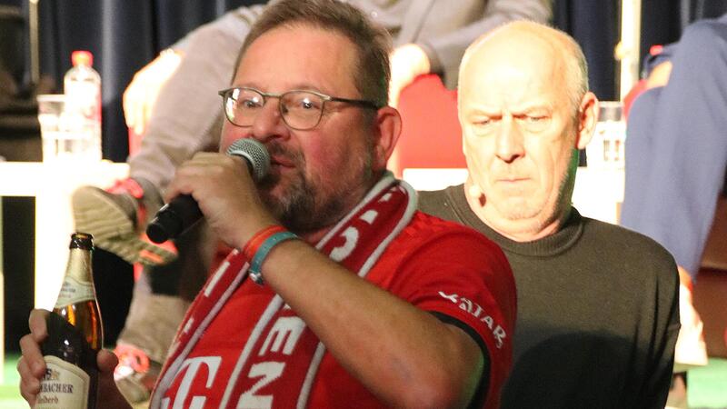 Doppelpass in Kulmbach: Mario Basler be&auml;ugt kritisch einen Bayern-Fan in der ersten Reihe, den er von Anfang an auf dem Kieker hat.