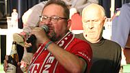 Doppelpass in Kulmbach: Mario Basler beäugt kritisch einen Bayern-Fan in der ersten Reihe, den er von Anfang an auf dem Kieker hat. Doppelpass in Kulmbach: Mario Basler beäugt kritisch einen Bayern-Fan in der ersten Reihe, den er von Anfang an auf dem Kieker hat.