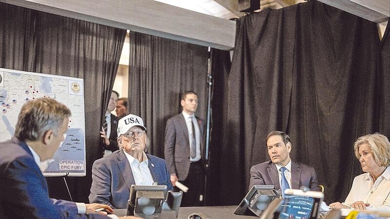 US-Präsident Donald Trump (2. v. l.) überwachte die Operation „Epic Fury“ im Iran von seinem Anwesen in Mar-a-Lago in Palm Beach (Florida) aus. US-Präsident Donald Trump (2. v. l.) überwachte die Operation „Epic Fury“ im Iran von seinem Anwesen in Mar-a-Lago in Palm Beach (Florida) aus.